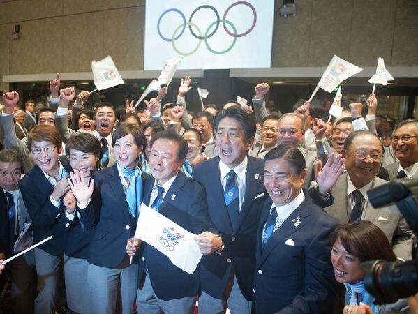 El 26 de diciembre de 2012 Shinzo Abe volvió a ser primer ministro y en 2013 dio a conocer una nueva estrategia económica apodada abenómica. Se diseñó para revitalizar la estancada economía japonesa y sacarla de 20 años de deflación.En la foto: la delegación japonesa encabezada por el primer ministro Shinzo Abe tras el anuncio de Tokio como capital de los Juegos Olímpicos de Verano de 2020 en la 125 sesión del COI en Buenos Aires, Argentina, el 7 de septiembre de 2013. - Sputnik Mundo