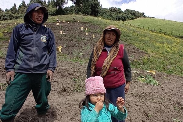 María Tránsito Chakasaguaya junto a sus familiares - Sputnik Mundo