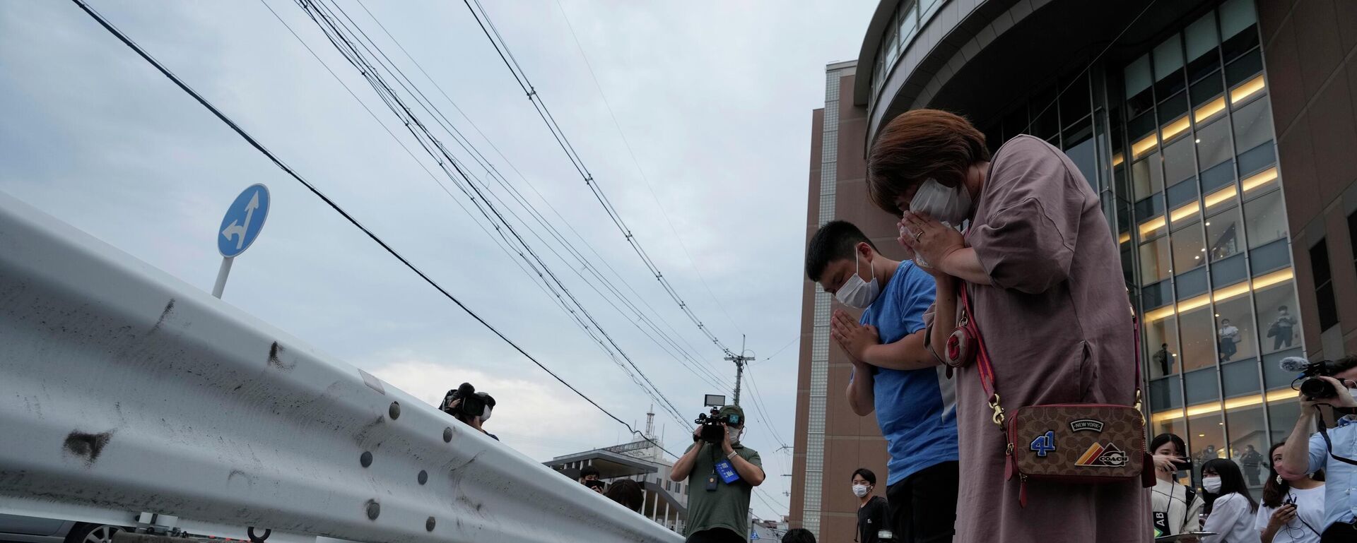 Personas acuden al lugar del asesinato de Shinzo Abe - Sputnik Mundo, 1920, 09.07.2022