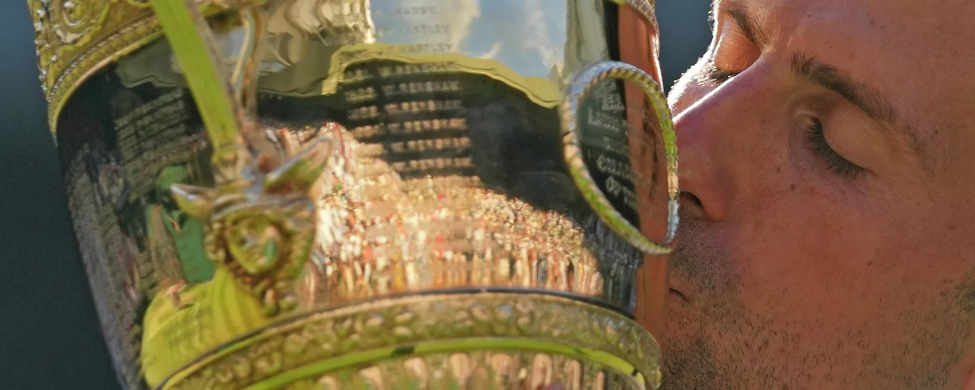 El multipremiado tenista Novak Djokovic con su trofeo en Campeonato de Wimbledon 2022 El multipremiado tenista Novak Djokovic con su trofeo en Campeonato de Wimbledon 2022 - Sputnik Mundo, 1920, 11.07.2022