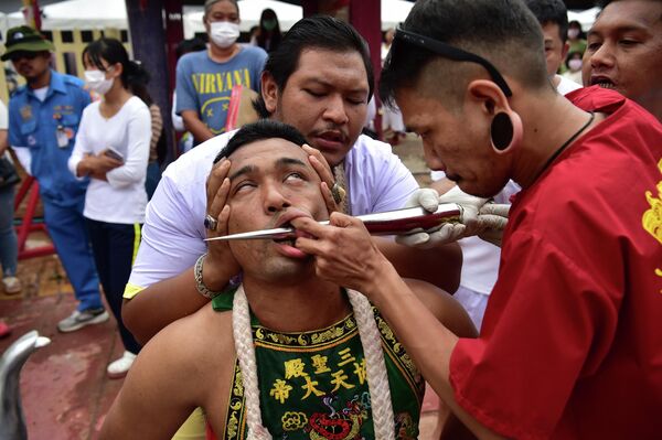 El 13 de julio Narathiwat, una ciudad de la provincia de Narathiwat ubicada en el sur de Tailandia, fue testigo de un inusual desfile en el cual los participantes se hicieron &#x27;piercings&#x27; en sus mejillas con agujas metálicas de gran tamaño y otros objetos afilados. - Sputnik Mundo