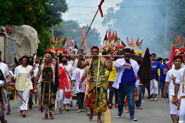 Este desfile está dedicado a la diosa del templo de Gow Lengchi, centro de la religión tradicional china en la provincia de Narathiwat. En el evento participan principalmente miembros de la comunidad china en Tailandia. - Sputnik Mundo