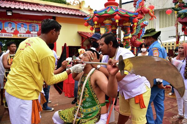 Los participantes del desfile en honor a la diosa del templo Gow Lengchi en Tailandia. - Sputnik Mundo