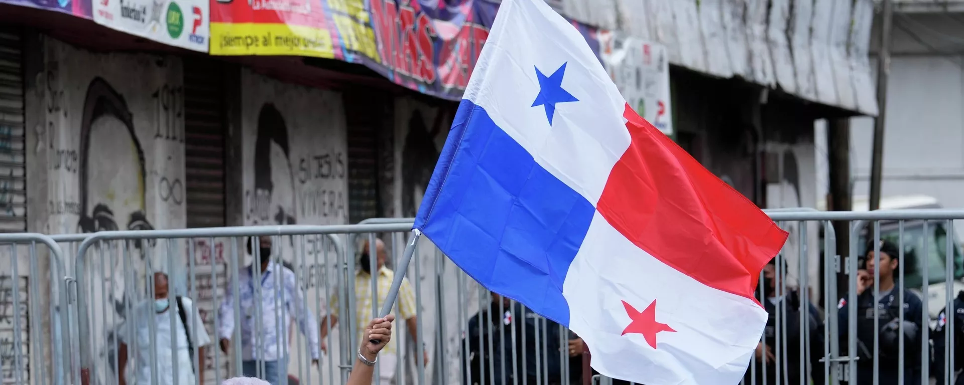 Una mujer sostiene una bandera de Panamá durante las protestas contra el Gobierno de Laurentino Cortizo en 2022 Una mujer sostiene una bandera de Panamá durante las protestas contra el Gobierno de Laurentino Cortizo en 2022 - Sputnik Mundo, 1920, 13.07.2022