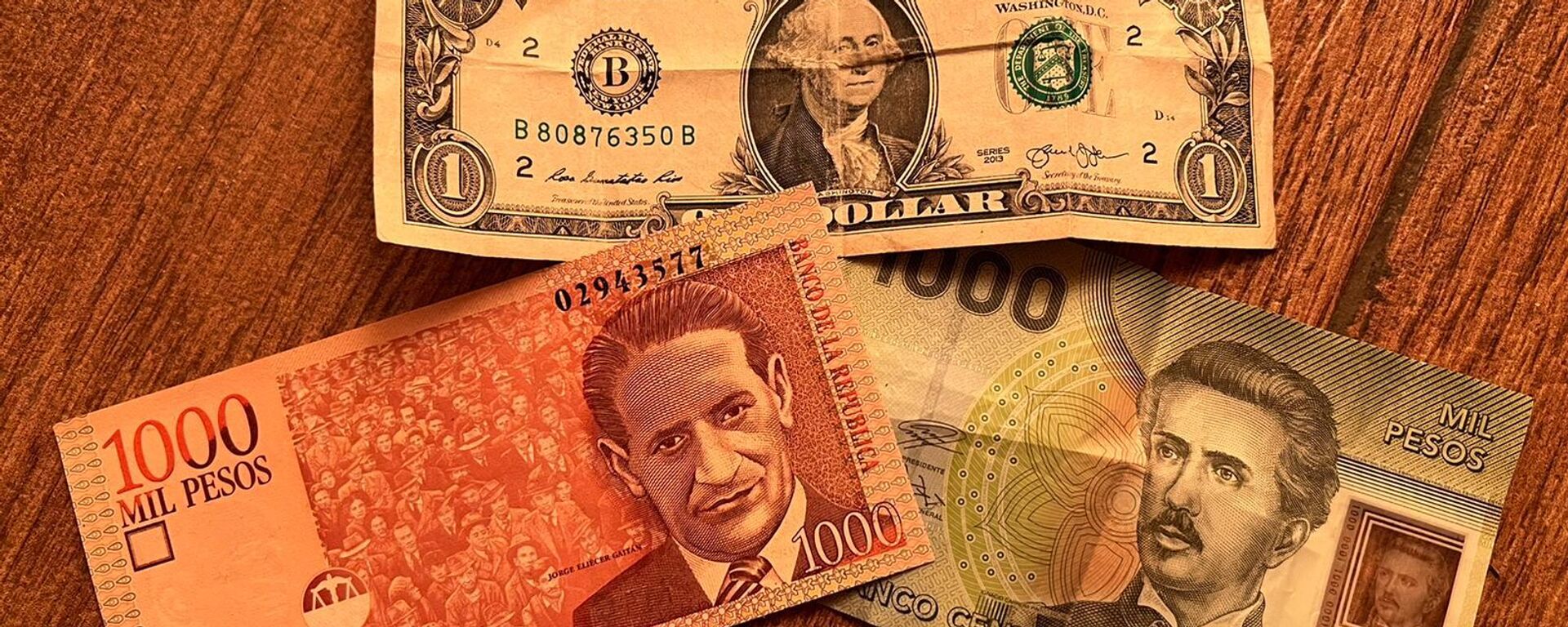 Dólares y pesos colombianos y chilenos - Sputnik Mundo, 1920, 14.07.2022