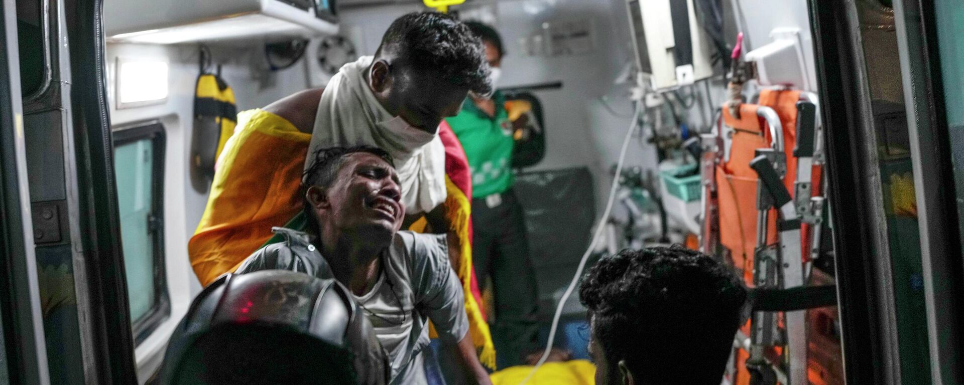 Un herido en una ambulancia en Sri Lanka - Sputnik Mundo, 1920, 14.07.2022