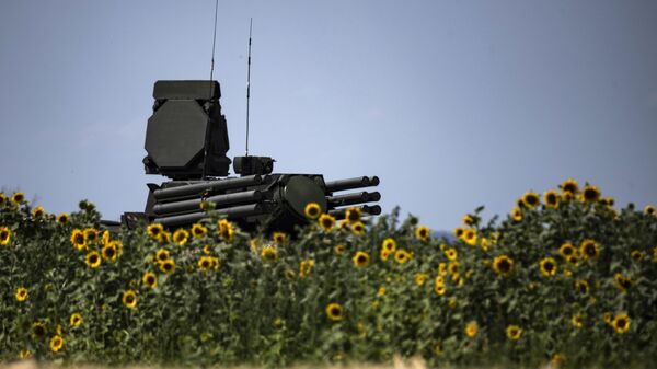 Desde el 24 de febrero Rusia lleva a cabo una operación militar especial para desnazificar y desmilitarizar Ucrania.
En la foto: un sistema de misiles tierra-aire Pantsir-S1 en un aeródromo en una zona de la operación especial militar.
 - Sputnik Mundo