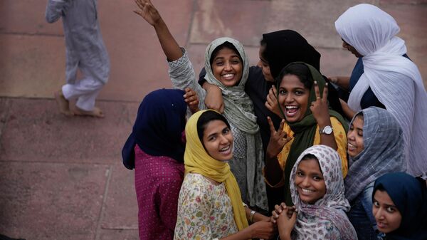 Unas chicas musulmanas tras la oración del Eid al-Adha en la mezquita de Jama en Nueva Delhi, la India. - Sputnik Mundo