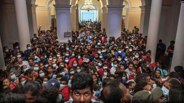 Manifestantes en la residencia oficial del presidente de Sri Lanka, Gotabaya Rajapaksa, en Colombo - Sputnik Mundo