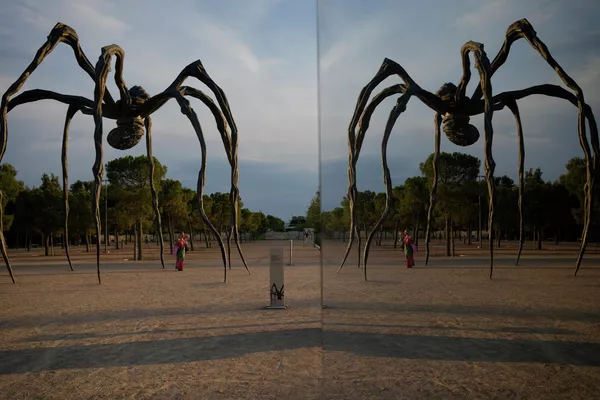 Una mujer frente a la escultura monumental Maman de Louise Bourgeois, de 10 metros de largo, en el Centro Cultural de la Fundación Stavros Niarchos en Atenas, Grecia. - Sputnik Mundo