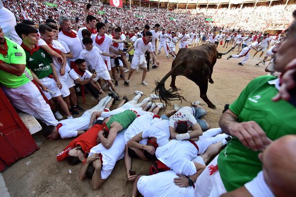 Participantes en el encierro de las fiestas de San Fermín en Pamplona, España. - Sputnik Mundo