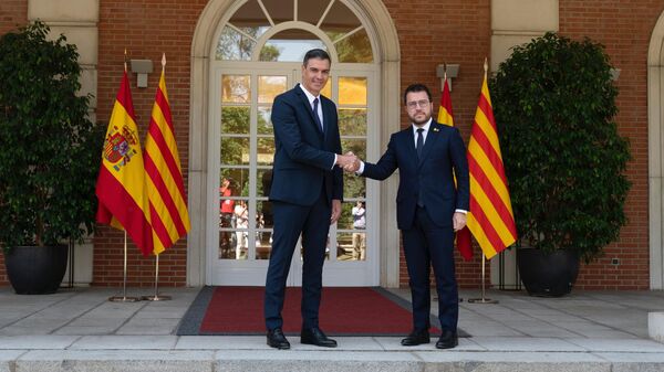 El presidente del Gobierno de España, Pedro Sánchez, y el presidente de la Generalitat de la comunidad autónoma de Cataluña, Pedro Pere Aragonès - Sputnik Mundo