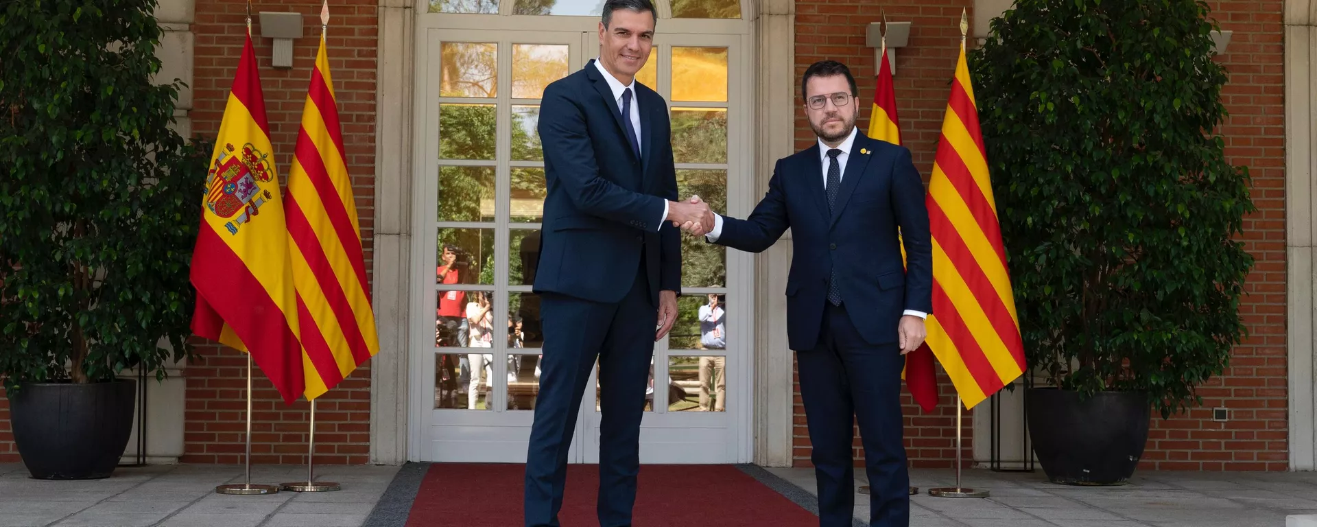 El presidente del Gobierno de España, Pedro Sánchez, y el presidente de la Generalitat de la comunidad autónoma de Cataluña, Pedro Pere Aragonès El presidente del Gobierno de España, Pedro Sánchez, y el presidente de la Generalitat de la comunidad autónoma de Cataluña, Pedro Pere Aragonès - Sputnik Mundo, 1920, 26.07.2023
