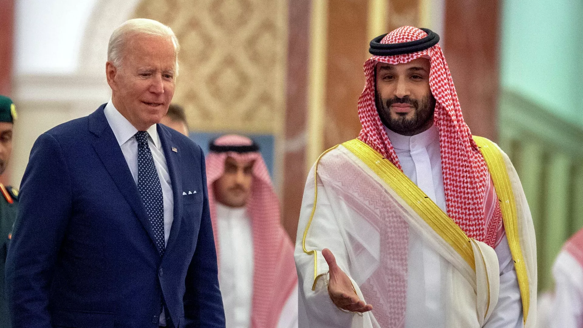 El presidente de Estados Unidos, Joe Biden, con el príncipe heredero de Arabia Saudí, Mohamed bin Salmán El presidente de Estados Unidos, Joe Biden, con el príncipe heredero de Arabia Saudí, Mohamed bin Salmán - Sputnik Mundo, 1920, 17.07.2022