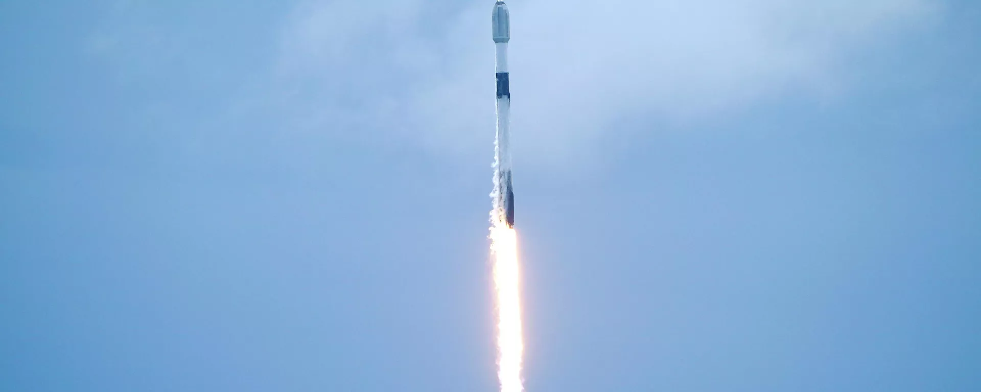 SpaceX lanza su cohete reutilizable Falcon 9 con 53 satélites de telecomunicaciones - Sputnik Mundo, 1920, 17.07.2022