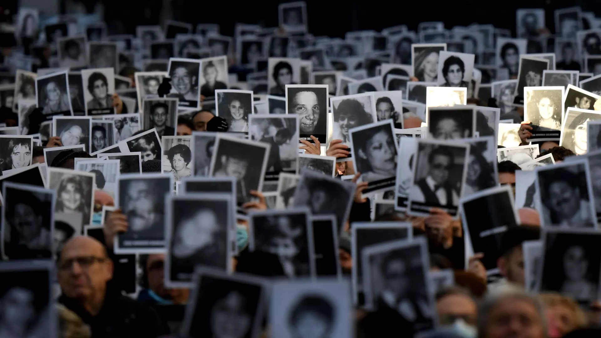 Familiares del ataque a la Asociación Mutual Israelita Argentina (AMIA) durante el 28 aniversario del atentado