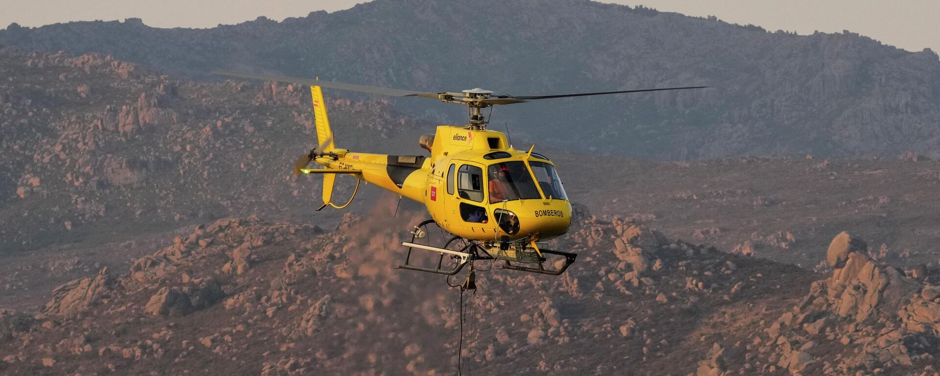 Un helicópterpo con agua durante incendios forestales en España - Sputnik Mundo, 1920, 18.07.2022