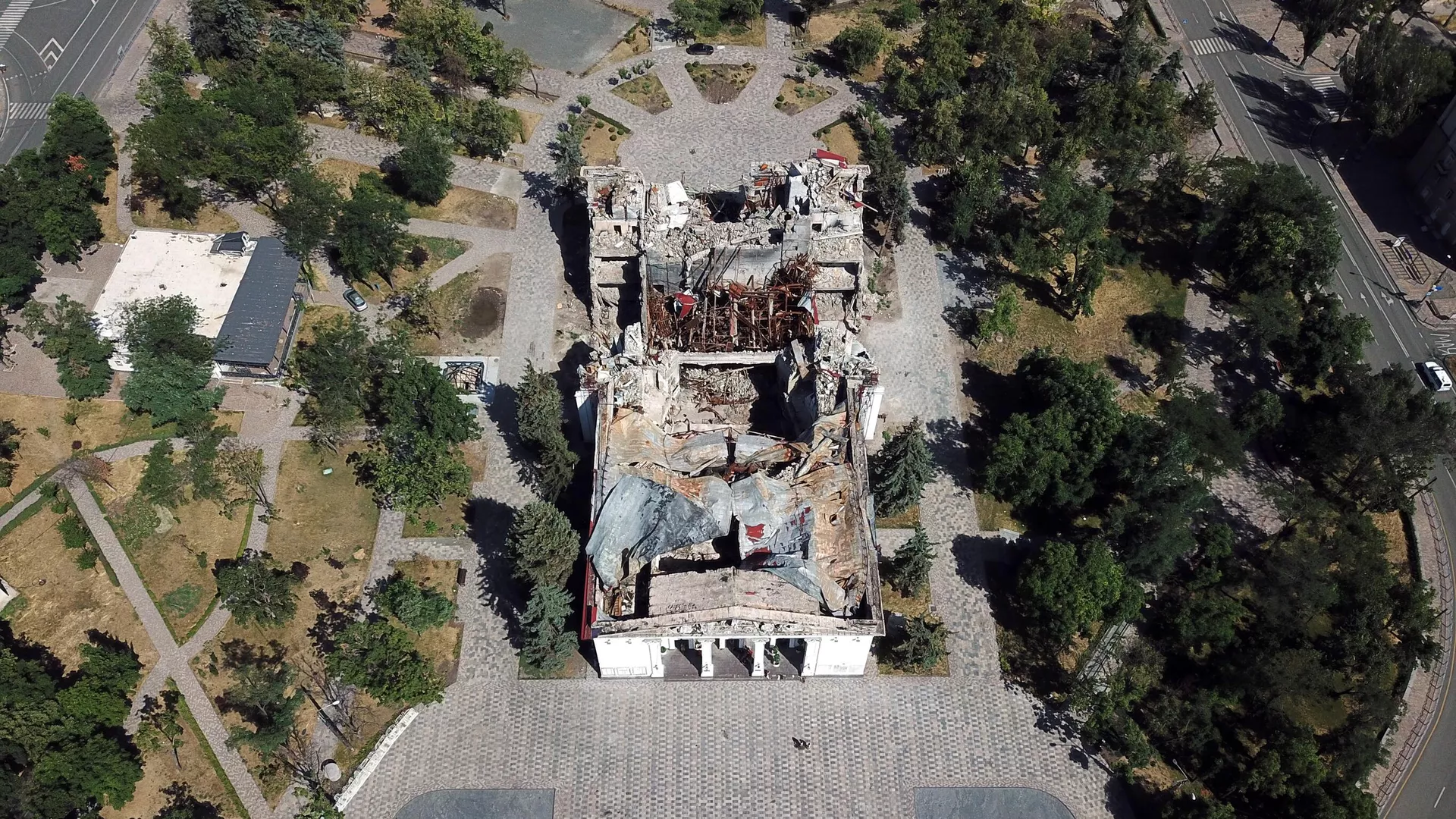El edificio del Teatro Regional Académico de Donetsk destruido en Mariupol