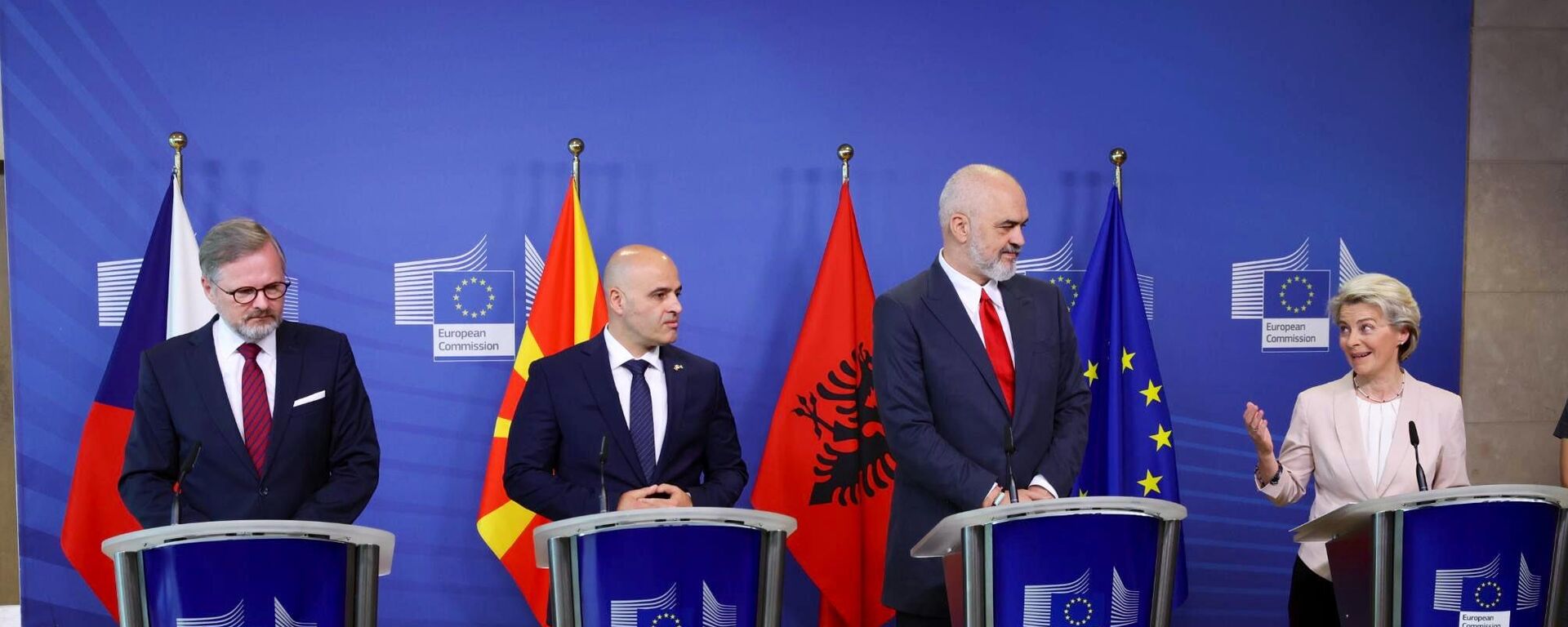 El primer ministro de República Checa, Petr Fiala, el primer ministro de la República de Macedonia del Norte, Dimitar Kovacevski, el primer ministro de Albania, Edi Rama, y la presidenta de la Comisión Europea, Ursula von der Leyen El primer ministro de República Checa, Petr Fiala, el primer ministro de la República de Macedonia del Norte, Dimitar Kovacevski, el primer ministro de Albania, Edi Rama, y la presidenta de la Comisión Europea, Ursula von der Leyen - Sputnik Mundo, 1920, 19.07.2022