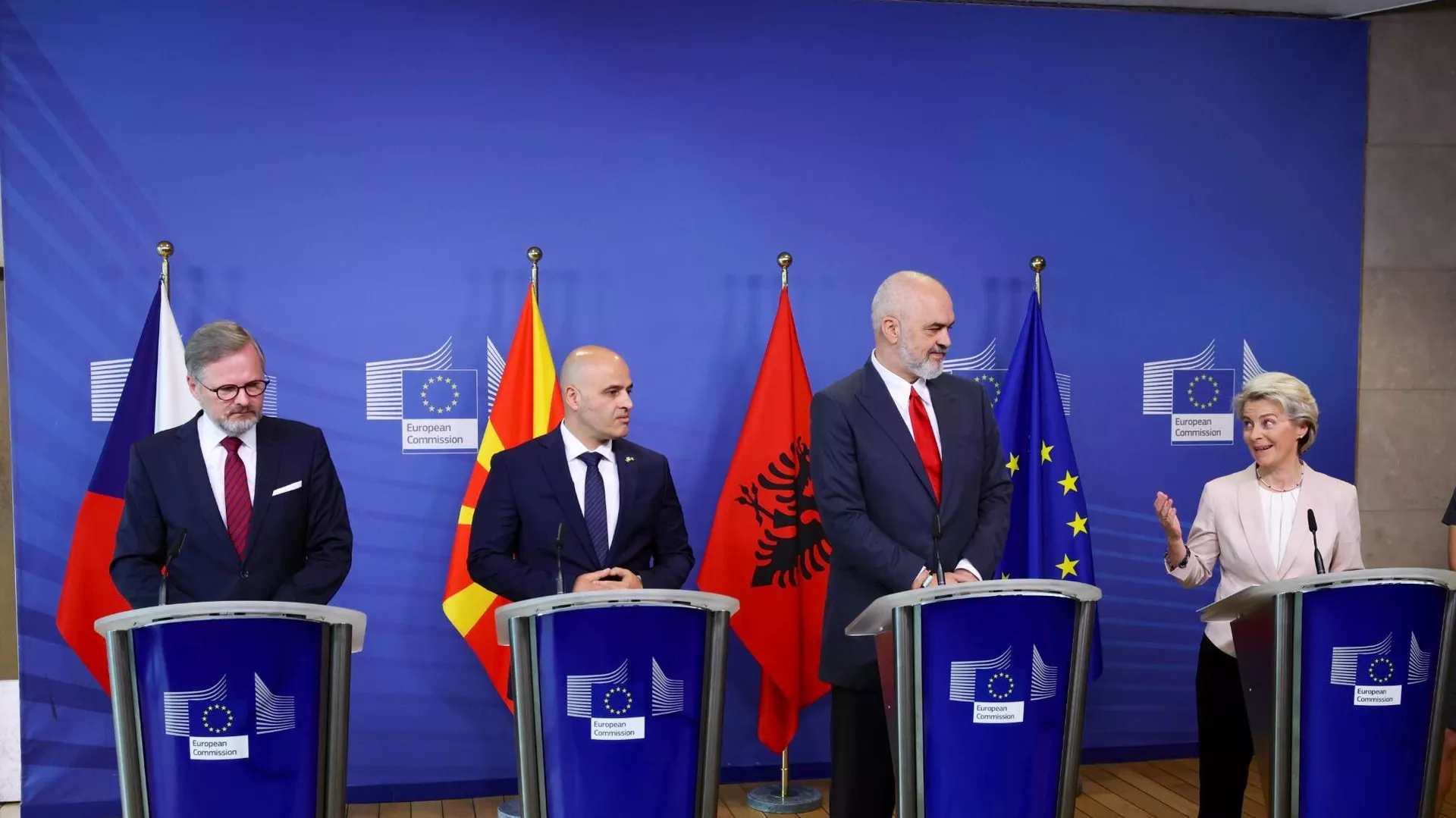 El primer ministro de República Checa, Petr Fiala, el primer ministro de la República de Macedonia del Norte, Dimitar Kovacevski, el primer ministro de Albania, Edi Rama, y la presidenta de la Comisión Europea, Ursula von der Leyen El primer ministro de República Checa, Petr Fiala, el primer ministro de la República de Macedonia del Norte, Dimitar Kovacevski, el primer ministro de Albania, Edi Rama, y la presidenta de la Comisión Europea, Ursula von der Leyen - Sputnik Mundo, 1920, 19.07.2022