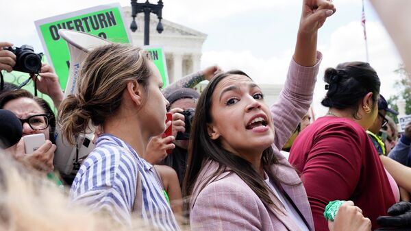 La legisladora demócrata Alexandria Ocasio-Cortez en las protestas en EEUU (archivo) - Sputnik Mundo