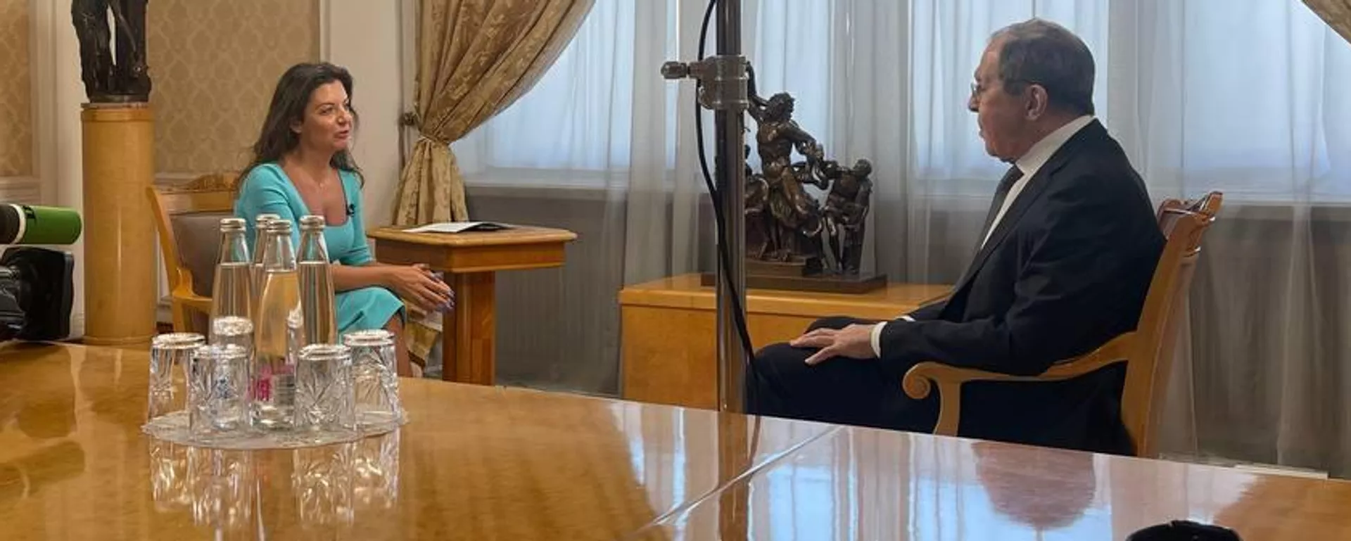 La directora de la cadena RT y redactora jefe del grupo mediático Rossiya Segodnya, matriz de Sputnik, Margarita Simonián, y el ministro de Exteriores ruso, Serguéi Lavrov La directora de la cadena RT y redactora jefe del grupo mediático Rossiya Segodnya, matriz de Sputnik, Margarita Simonián, y el ministro de Exteriores ruso, Serguéi Lavrov - Sputnik Mundo, 1920, 20.07.2022