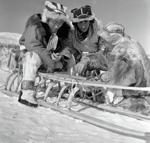 Tras la conquista de Persia por parte de los árabes en el siglo VIII, el shatrang se extendió por todo el califato árabe y pasó a llamarse shatranj. Además, cambió el aspecto de las piezas.
En la foto: unos habitantes de la tundra juegan al ajedrez, en la región de Kamchatka, URSS, 1972.
 - Sputnik Mundo