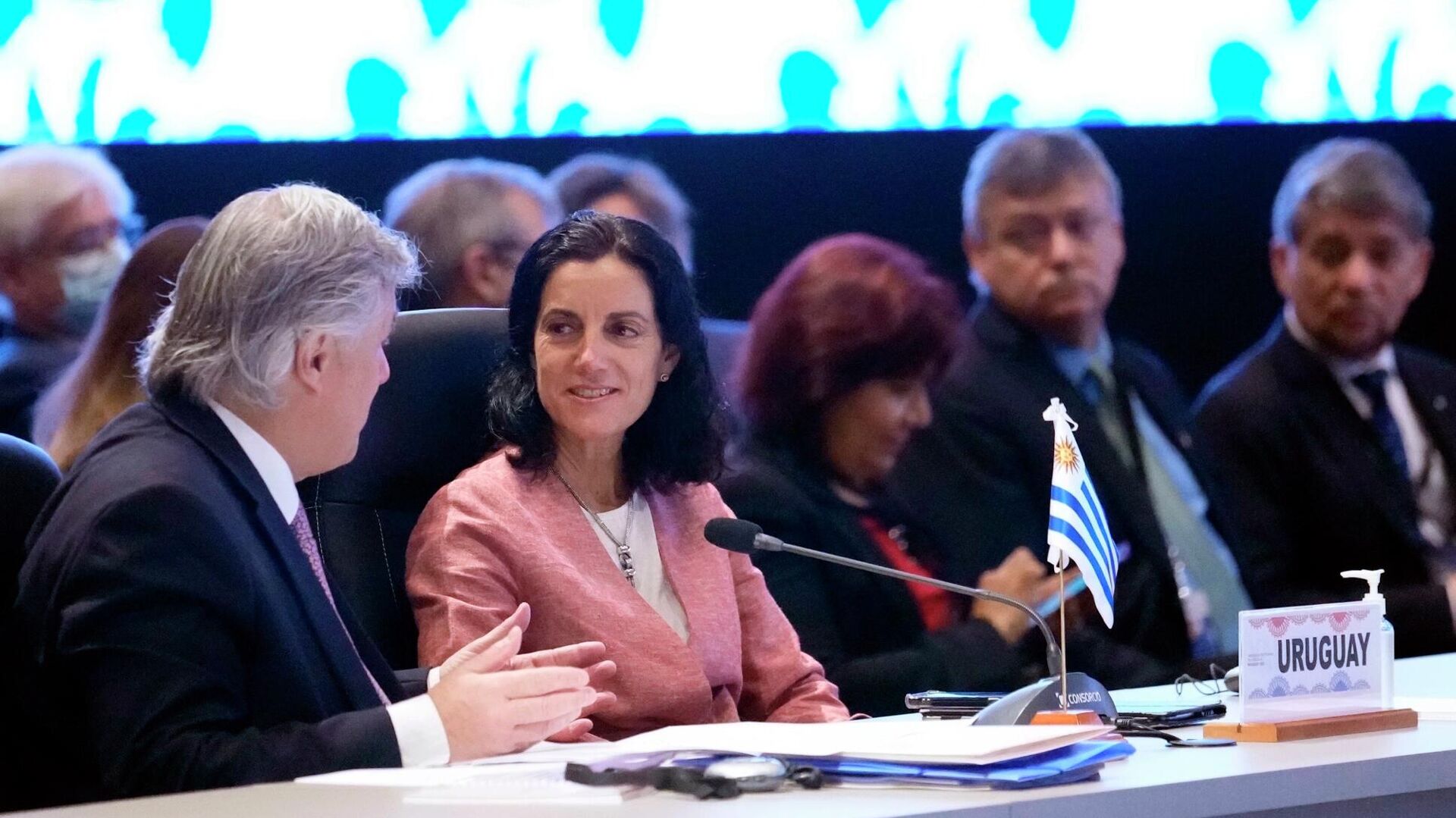 Canciller uruguayo Francisco Bustillo y la Ministra de Economía Azucena Arbeleche en el Centro de Convenciones de Conmebol en Luque, Paraguay Canciller uruguayo Francisco Bustillo y la Ministra de Economía Azucena Arbeleche en el Centro de Convenciones de Conmebol en Luque, Paraguay - Sputnik Mundo, 1920, 21.07.2022