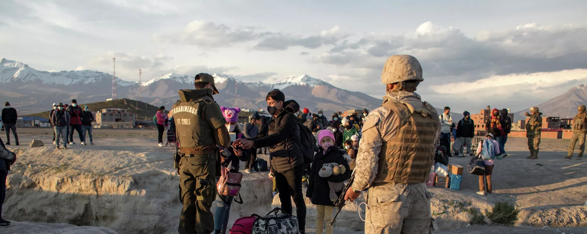 Migrantes indocumentados detenidos en la frontera entre Chile y Bolivia Migrantes indocumentados detenidos en la frontera entre Chile y Bolivia - Sputnik Mundo, 1920, 23.07.2022