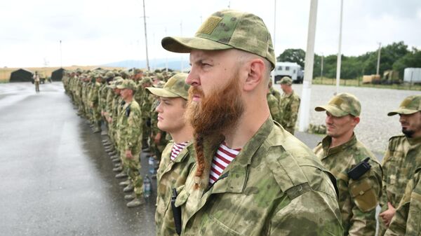 Voluntarios en un campamento de tiendas de campaña en la Universidad de las Fuerzas Especiales de Rusia en Gudermés - Sputnik Mundo