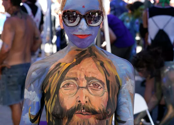 Los artistas colorearon a sus modelos ante la mirada de cientos de curiosos que se mantuvieron a corta distancia de las actividades artísticas mediante una barrera tomando fotos y videos. Los artistas colorearon a sus modelos ante la mirada de cientos de curiosos que se mantuvieron a corta distancia de las actividades artísticas mediante una barrera tomando fotos y videos. - Sputnik Mundo