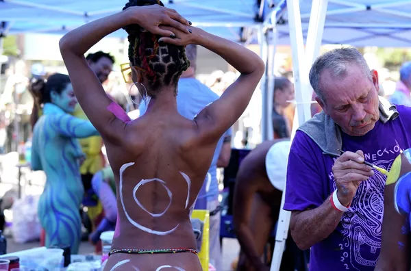 Algunos de los modelos bromeaban y charlaban con sus pintores, hablaban con otros participantes o bailaban al son de la música que sonaba en el evento, mientras que otros simplemente se dejaban acariciar por los pinceles y esperaban el resultado final. Algunos de los modelos bromeaban y charlaban con sus pintores, hablaban con otros participantes o bailaban al son de la música que sonaba en el evento, mientras que otros simplemente se dejaban acariciar por los pinceles y esperaban el resultado final. - Sputnik Mundo