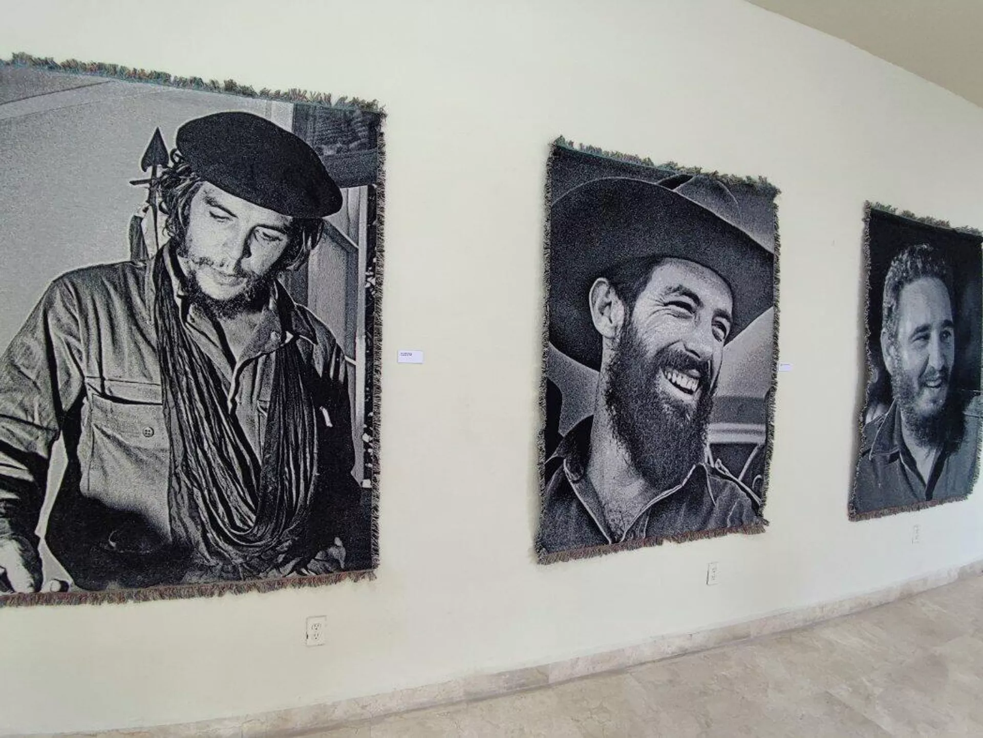 Ernesto Guevara, Camilo Cienfuegos y Fidel Castro en exposición fotográfica en Los Pinos. Ernesto Guevara, Camilo Cienfuegos y Fidel Castro en exposición fotográfica en Los Pinos. - Sputnik Mundo, 1920, 26.07.2022