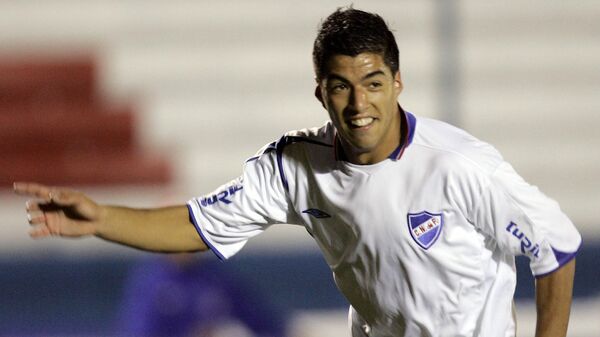 Luis Suárez jugando por el Club Nacional de Fútbol de Uruguay en 2006 - Sputnik Mundo