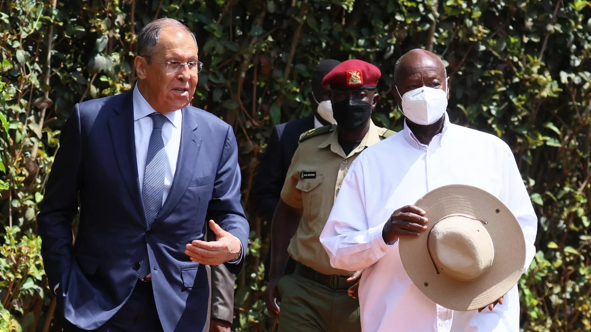 El canciller ruso, Serguéi Lavrov, y el presidente de Uganda, Yoweri Museveni