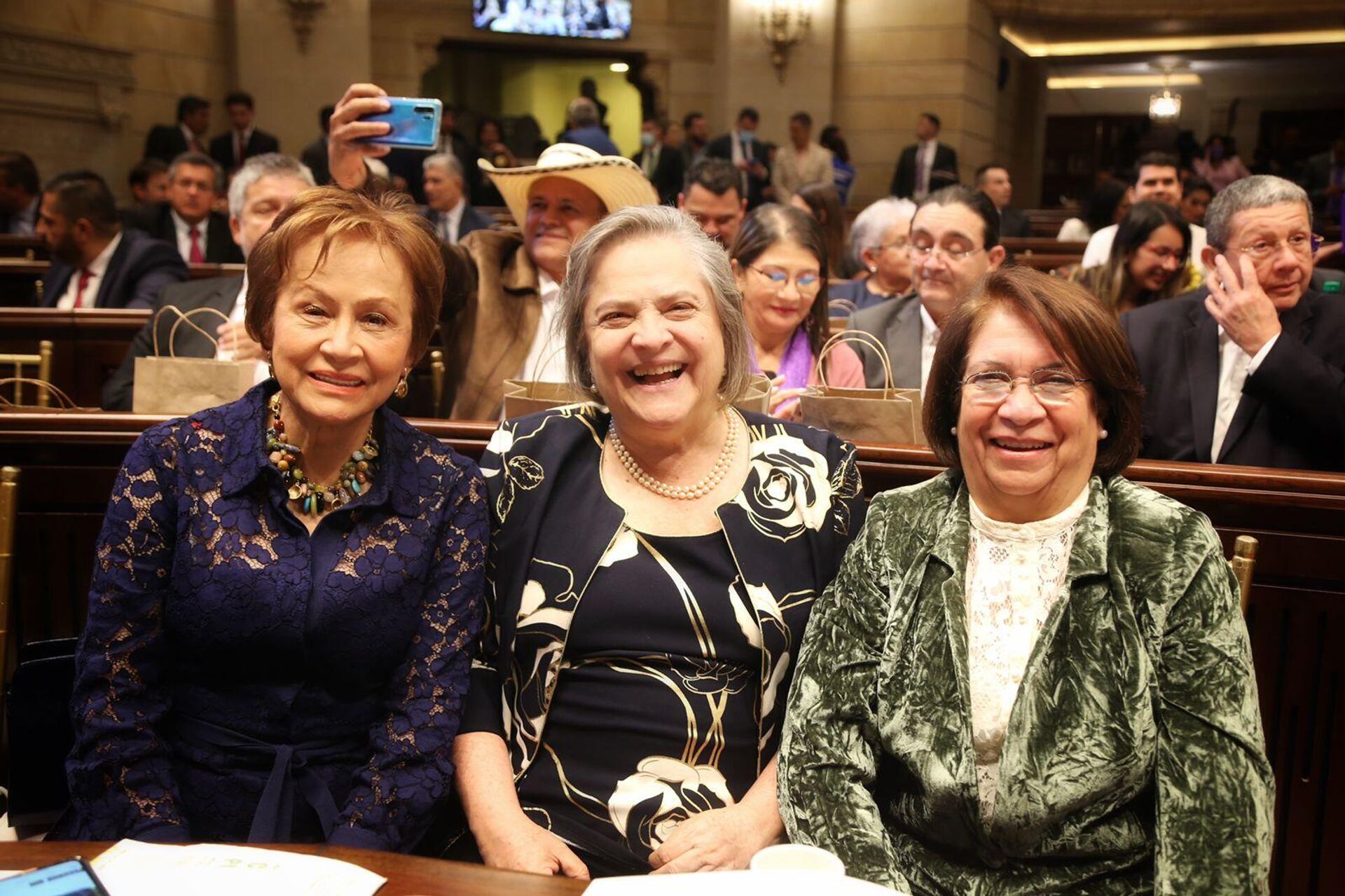 Clara López (centro), junto a Jahel Quiroga (izq.) y Aida Avella (der.) - Sputnik Mundo, 1920, 29.07.2022