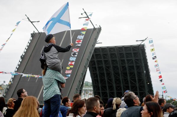 Espectadores en el desfile naval principal en San Petersburgo. - Sputnik Mundo