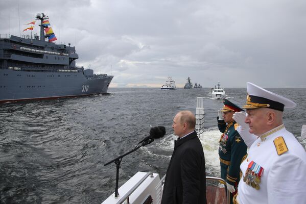 El presidente y comandante en jefe de Rusia, Vladímir Putin, en el desfile naval en San Petersburgo. De derecha a izquierda: el comandante en jefe de la Armada rusa, el almirante Nikolái Yevménov, y el ministro de Defensa ruso, Serguéi Shoigú. - Sputnik Mundo