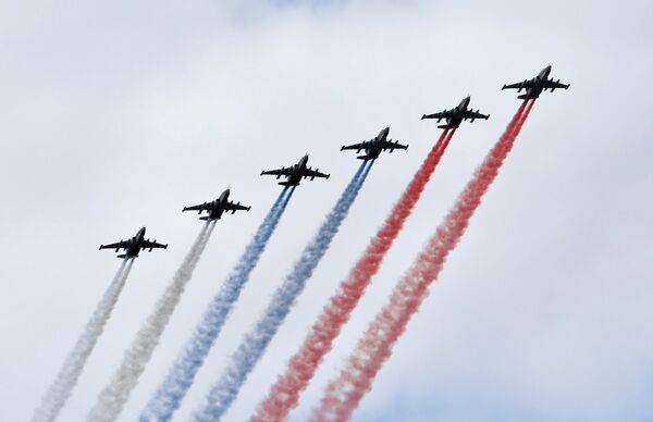 Cazas Su-25 en el desfile naval en San Petersburgo. - Sputnik Mundo