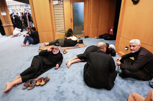 Este 1 de agosto está previsto un mitin progubernamental, al que el ex primer ministro Nuri Maliki está convocando a la gente.En la foto: Los partidarios del clérigo iraquí Muqtada Sadr descansan en el interior del parlamento iraquí en la Zona Verde de alta seguridad de la capital, Bagdad, el 31 de julio de 2022. - Sputnik Mundo