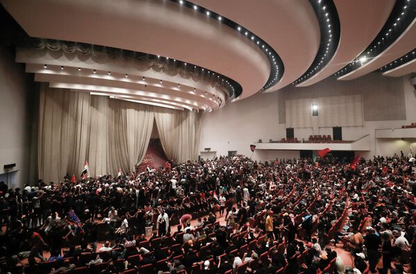 La principal causa de descontento de la población es el nombramiento de Mohamed Sudani, considerado un político proiraní, como primer ministro de Irak.En la foto: Los partidarios del clérigo Muqtada Sadr se reúnen en el interior del Parlamento iraquí en la Zona Verde de alta seguridad de la capital, Bagdad, el 30 de julio de 2022. - Sputnik Mundo