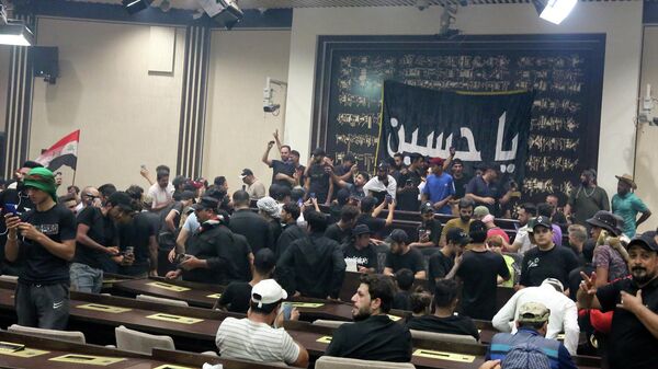 Протестующие в иракском парламенте, Багдад - Sputnik Mundo