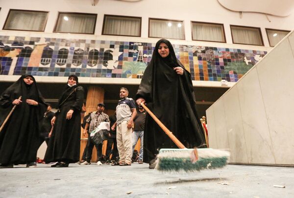 La Unión Europea expresó preocupación por las violentas protestas en Bagdad. El derecho a la protesta pacífica, dijo el organismo en su comunicado, es esencial para la democracia, pero se deben respetar las leyes y las instituciones estatales.En la foto: Una mujer barre el suelo mientras los partidarios de Sadr se reúnen en el interior del Parlamento iraquí en la Zona Verde de alta seguridad de la capital, Bagdad, el 31 de julio de 2022. - Sputnik Mundo