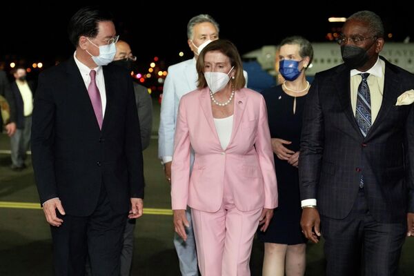 En esta foto publicada por el Ministerio de Asuntos Exteriores de Taiwán, la presidenta de la Cámara de Representantes de Estados Unidos, Nancy Pelosi, en el centro, llega a Taipéi, Taiwán, el 2 de agosto de 2022. Pelosi viajó a pesar de las amenazas de Pekín de graves consecuencias y convirtiéndose en la funcionaria estadounidense de más alto rango en visitar la isla. - Sputnik Mundo