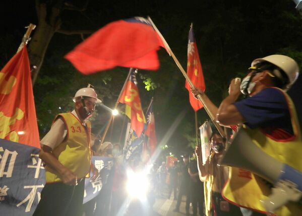 Un grupo de personas protesta frente al hotel donde se supone que se aloja la presidenta de la Cámara de Representantes de EEUU. - Sputnik Mundo