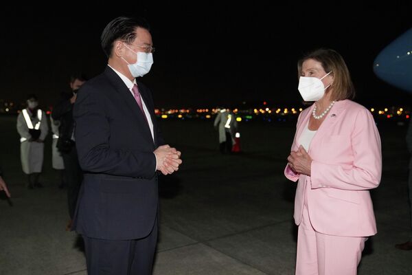 La presidenta de la Cámara de Representantes de EEUU, Nancy Pelosi, saluda en Taipéi al ministro de Asuntos Exteriores de Taiwán, Joseph Wu. Los vínculos entre China y la isla de Taiwán se rompieron en 1949 después de que las fuerzas del partido nacionalista Kuomintang, encabezado por Chiang Kai-shek, sufrieran una derrota en la guerra civil contra el Partido Comunista y se trasladaran a ese archipiélago. - Sputnik Mundo