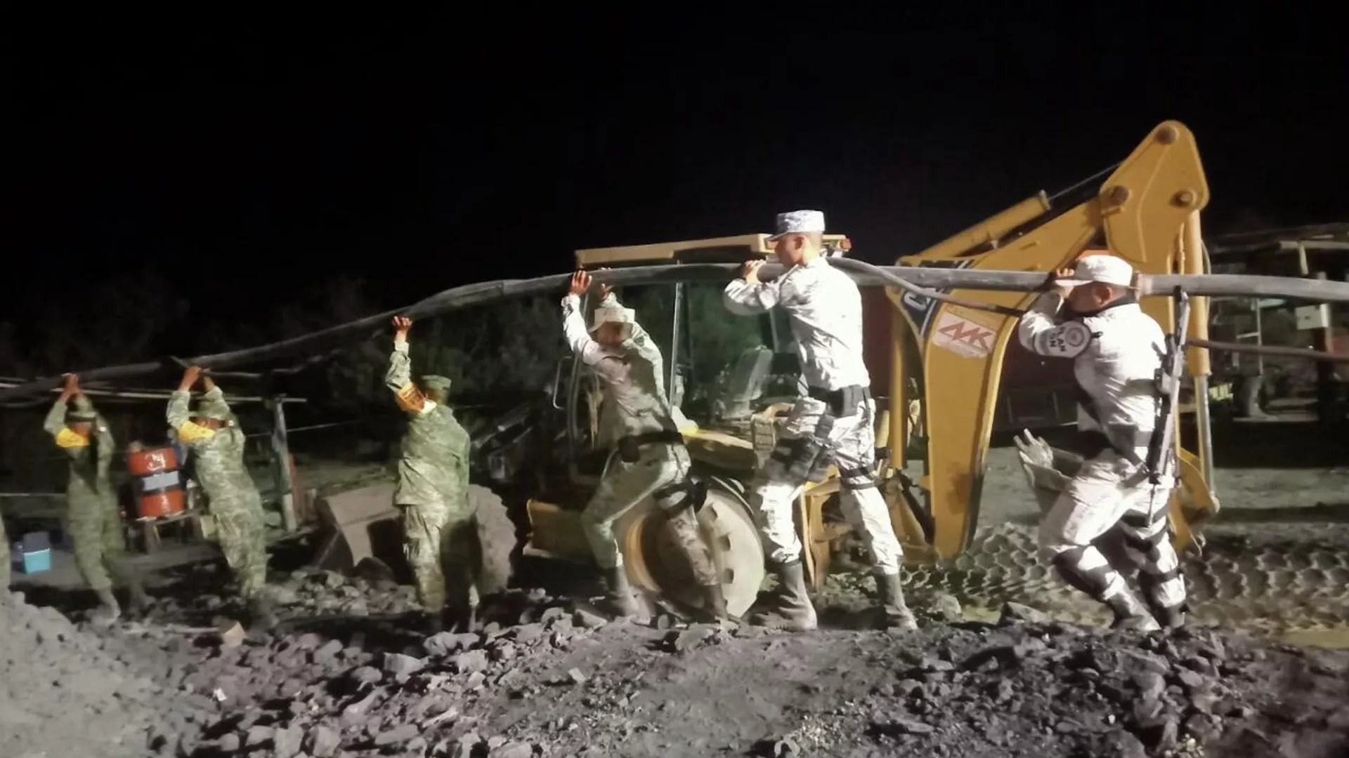 La Guardia Nacional y el Ejército mexicano de México rescata de los mineros atrapados en Sabinas Coahuila La Guardia Nacional y el Ejército mexicano de México rescata de los mineros atrapados en Sabinas Coahuila - Sputnik Mundo, 1920, 04.08.2022
