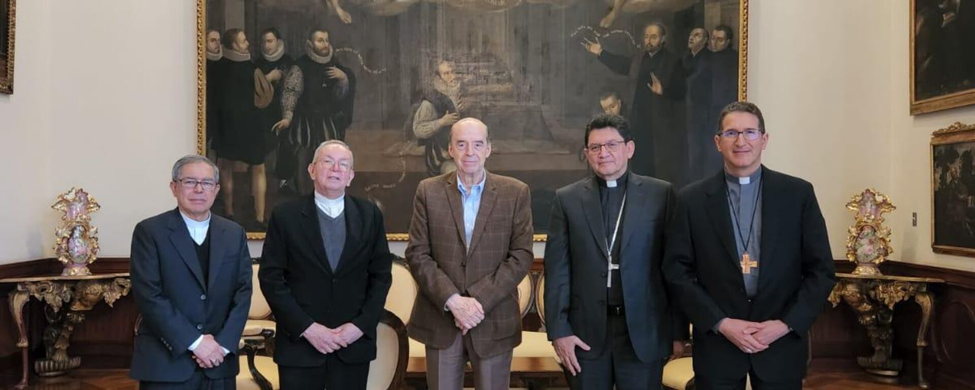 En el centro, el canciller entrante, Álvaro Leyva, junto a autoridades de la Iglesia católica colombiana - Sputnik Mundo, 1920, 04.08.2022