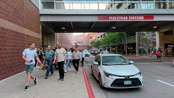 La gente abandona el centro comercial en Minnesota tras escuchar disparos - Sputnik Mundo