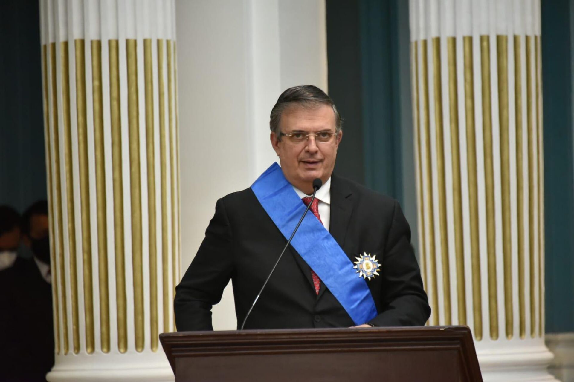 El canciller mexicano, Marcelo Ebrard, recibe la Condecoración Legión de Honor Mariscal Andrés Santa Cruz y Calahumana, en Bolivia - Sputnik Mundo, 1920, 05.08.2022